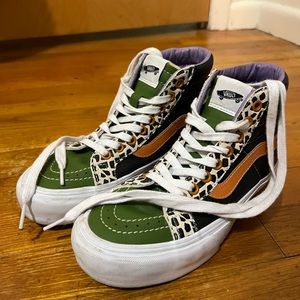 Vans sneakers! Size 6 Women, 4.5 men
